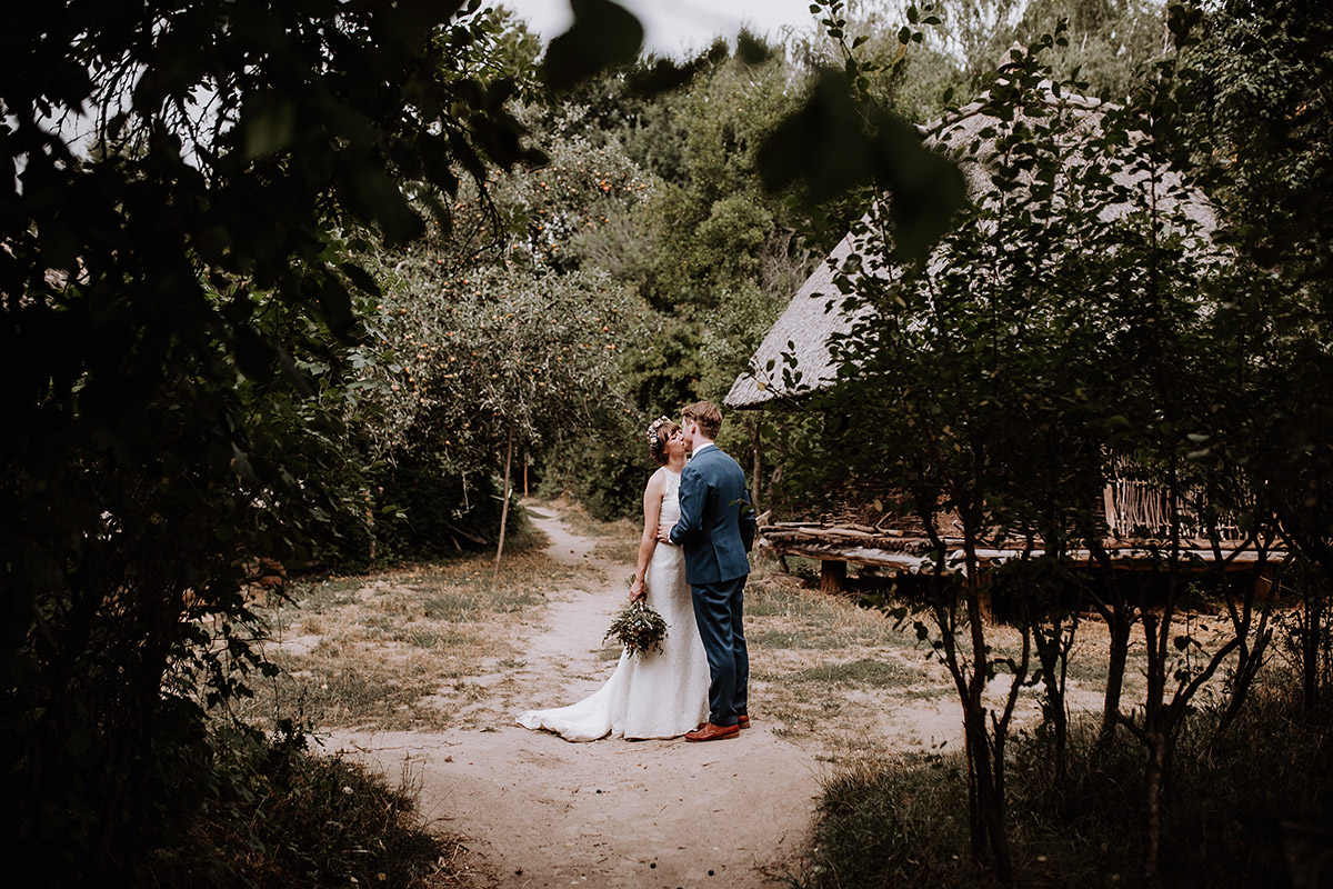 vintage Brautpaar küsst sich Museumsdorf Düppel Garten