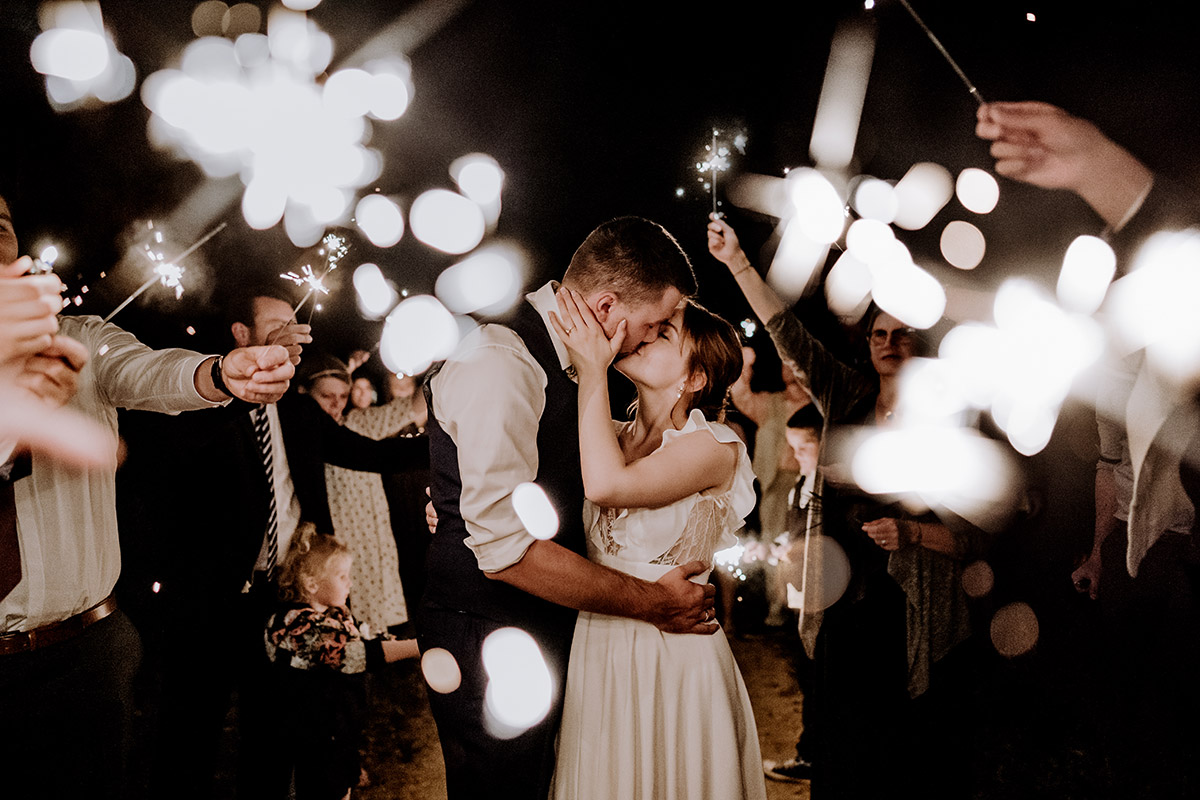 Hochzeitsfotografin in Potsdam beim Wunderkerzen Auszug