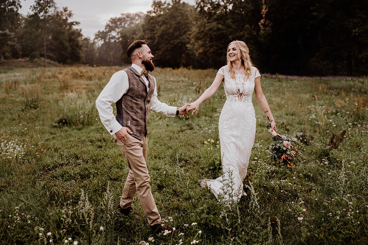 Hochzeit im Regen mit glücklichem Paar von Hochzeitsfotografin Berlin