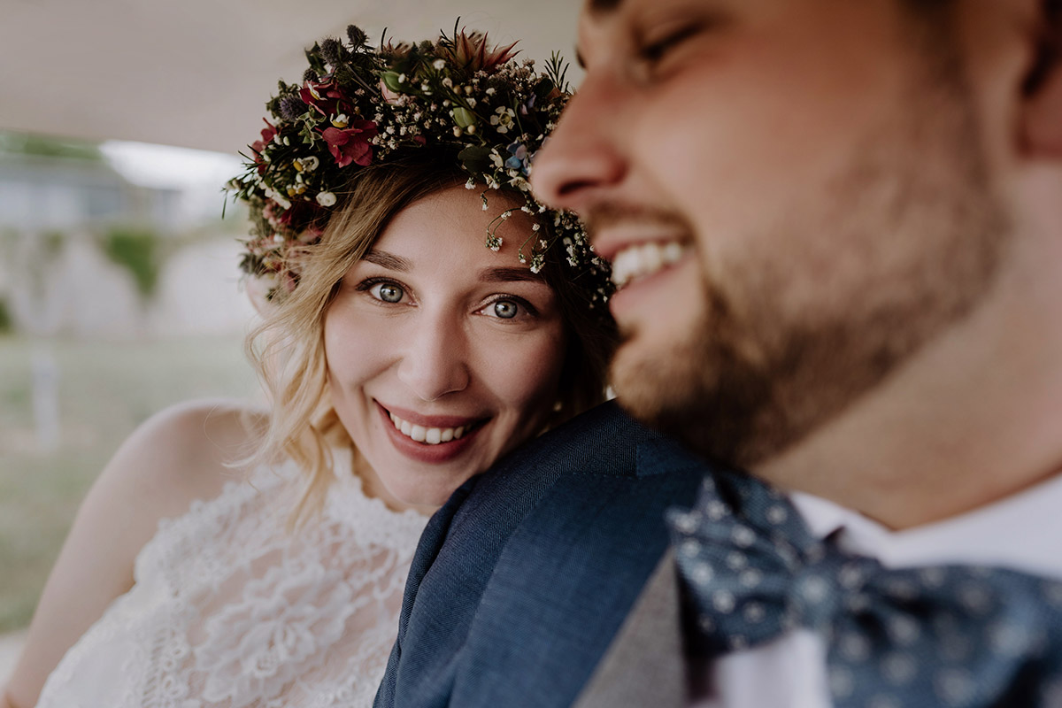 hochzeitsfotografin Berlin hält glückliche Braut mit Blumenkranz fest