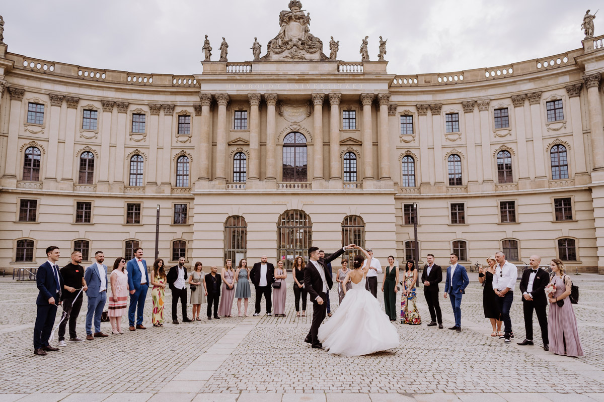 Hochzeitstanz auf Pariser Platz vor Hotel de Rome