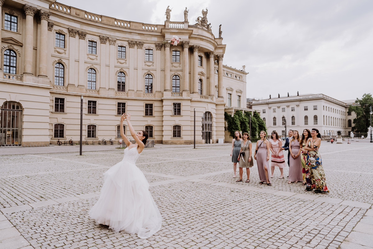 Brautstrauß werfen auf Pariser Platz vor Hotel de Rome