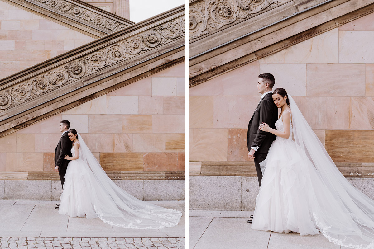 Hotel de Rome Berlin Hochzeitspaar posiert an Museumstreppe