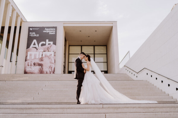 Brautpaar beim Hochzeitsshooting auf der Treppe der James-Simon-Galerie, Museumsinsel Berlin – Hochzeitsfotograf Berlin