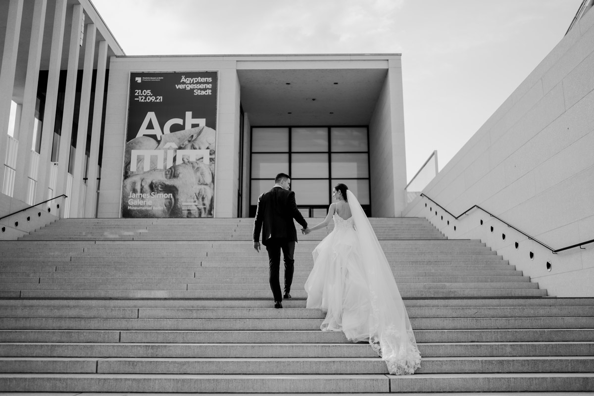 Hochzeitsshooting Paar geht zum Hotel de Rome Berlin