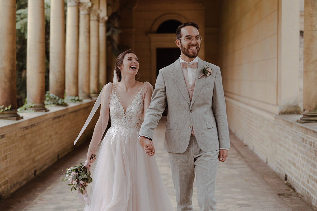 evangelische Friedenskirche Hochzeit in Potsdam von Hochzeitsfotograf Berlin mit glücklich lachendem Paar