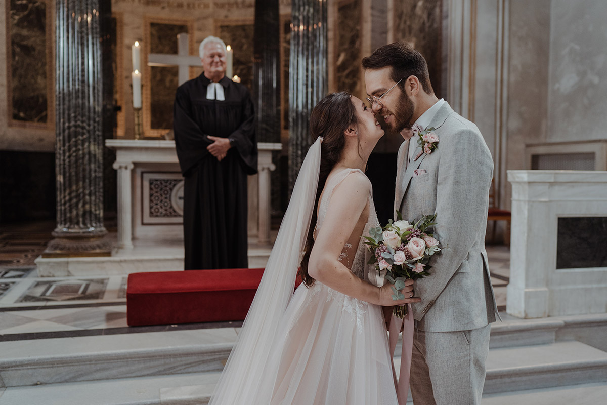 Brautpaar begrüßt sich in Friedenskirche