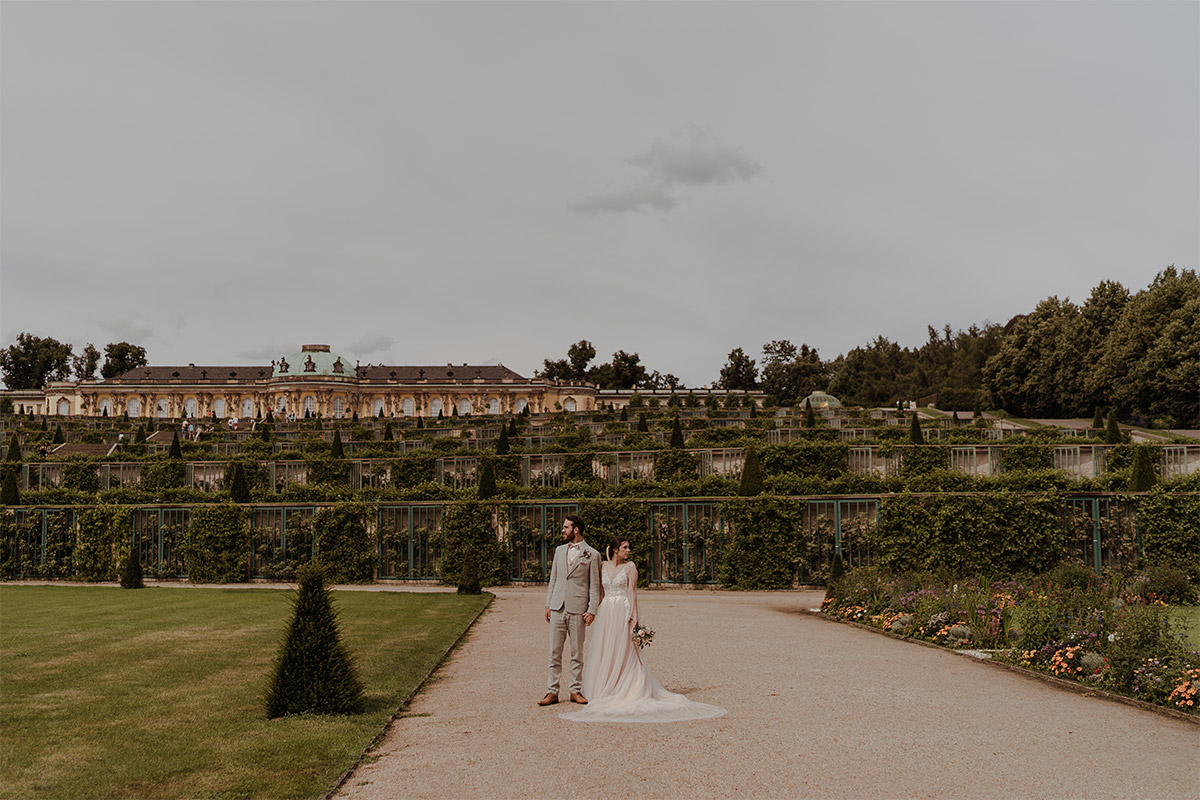 Hochzeitsfotografin aus Berlin zeigt Paar in Potsdam am Schloss