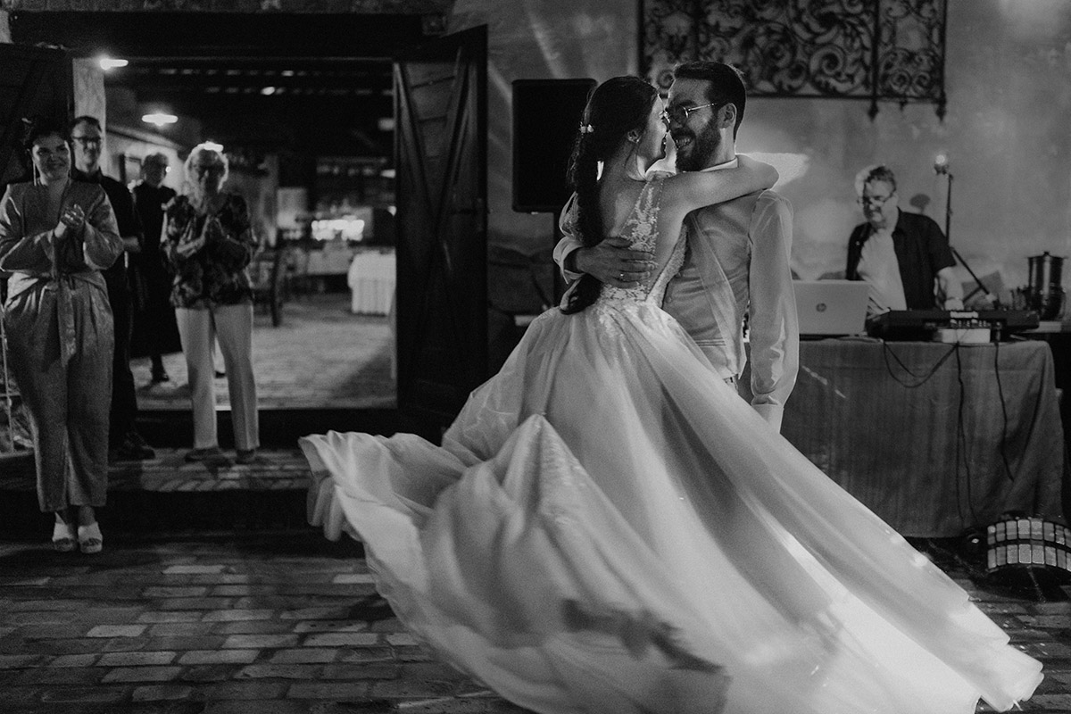 Hochzeitstanz bei Feier in Schmiede