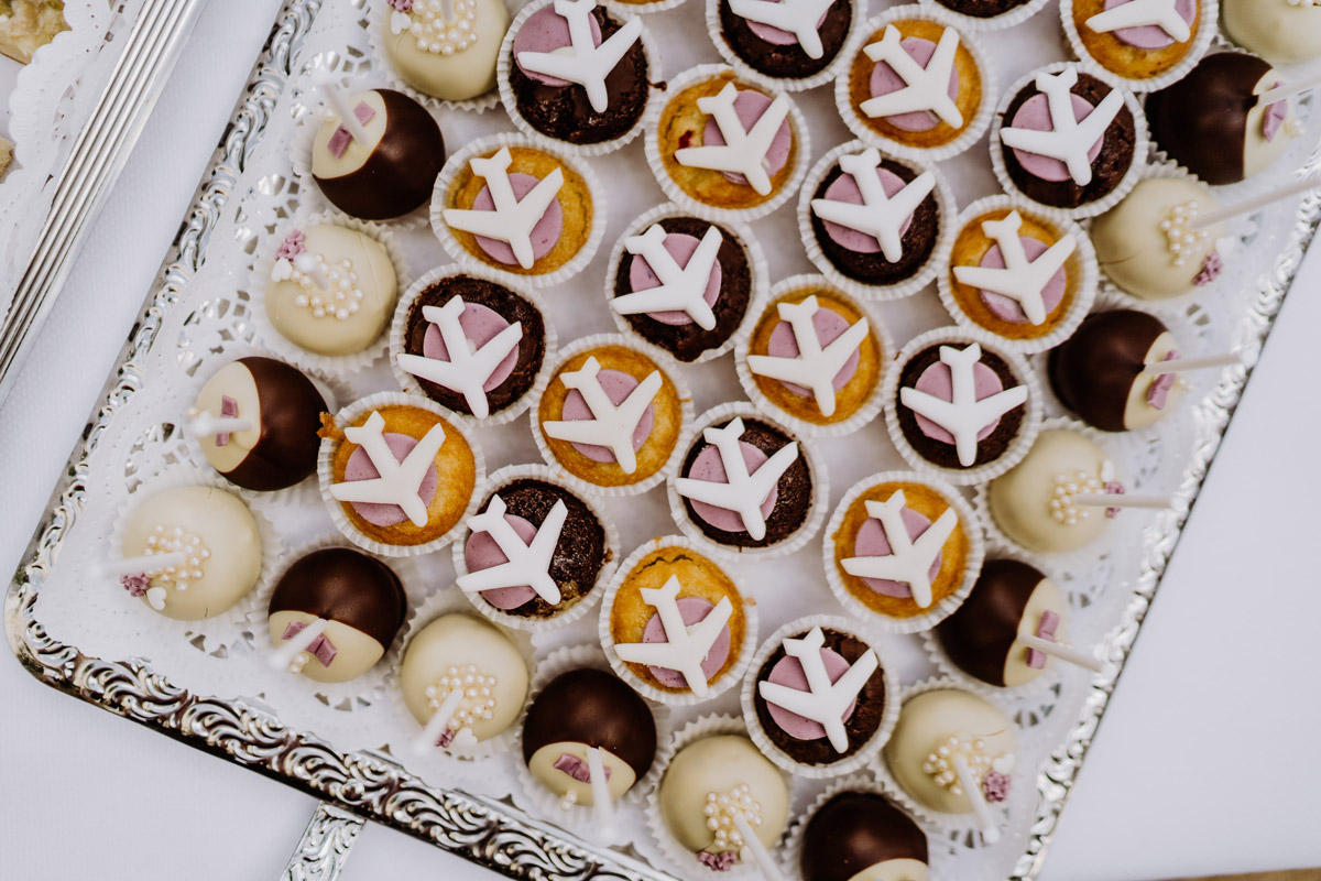 Cupcakes mit Flugzeugen und Cake-Pops auf Tablett vom Schloss Lübbenau