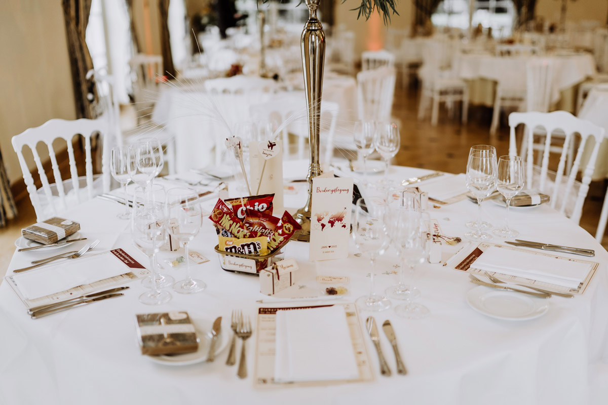 Hochzeitstisch Idee zum Thema Reisen mit Bordverpflegung und Snacks für Gäste im Schloss Lübbenau