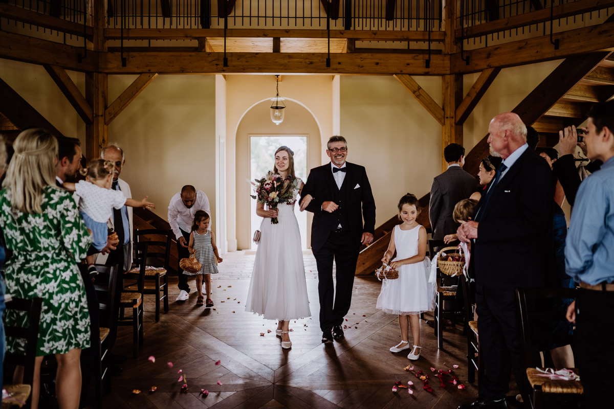 Einzug Braut mit Vater zur Trauung im Fohlenstall vom Schloss Ulrichshusen