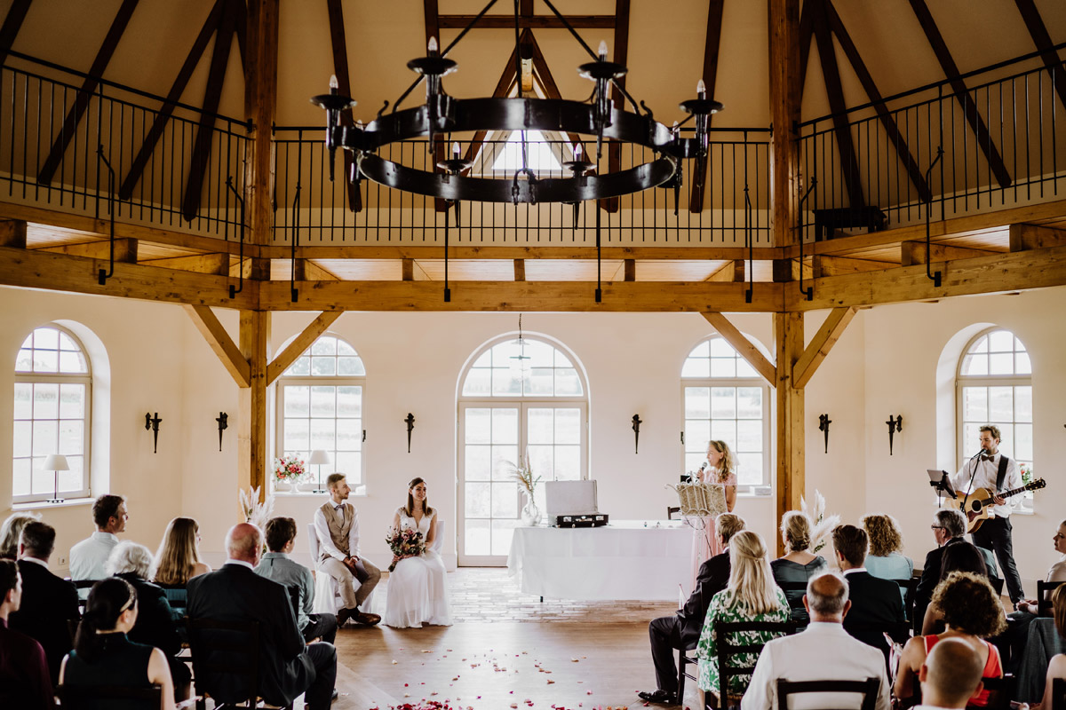 Boho Hochzeit im Fohlenstall vom Schloss und Gut Ulrichshusen