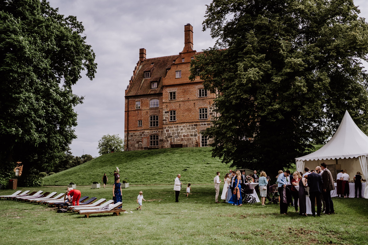 Hochzeit mit Zelt im Park vor dem Schloss Ulrichshusen