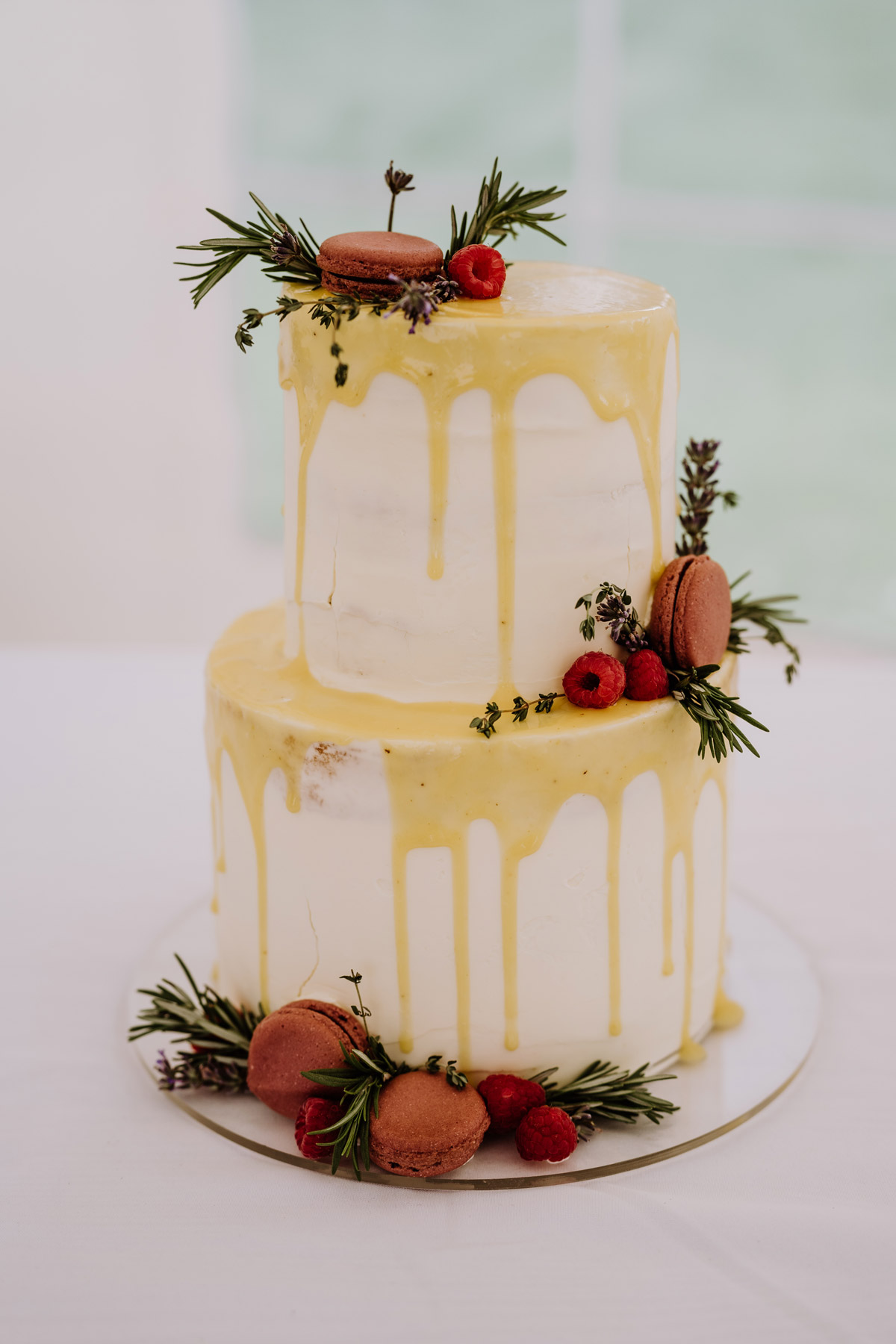 Hochzeitstorte zweistöckig in weiß und créme