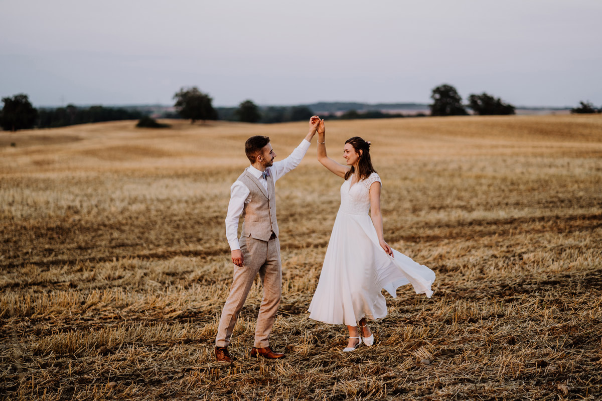 Schloss Ulrichshusen Hochzeitspaar auf Feld von Hochzeitsfotograf aus Berlin