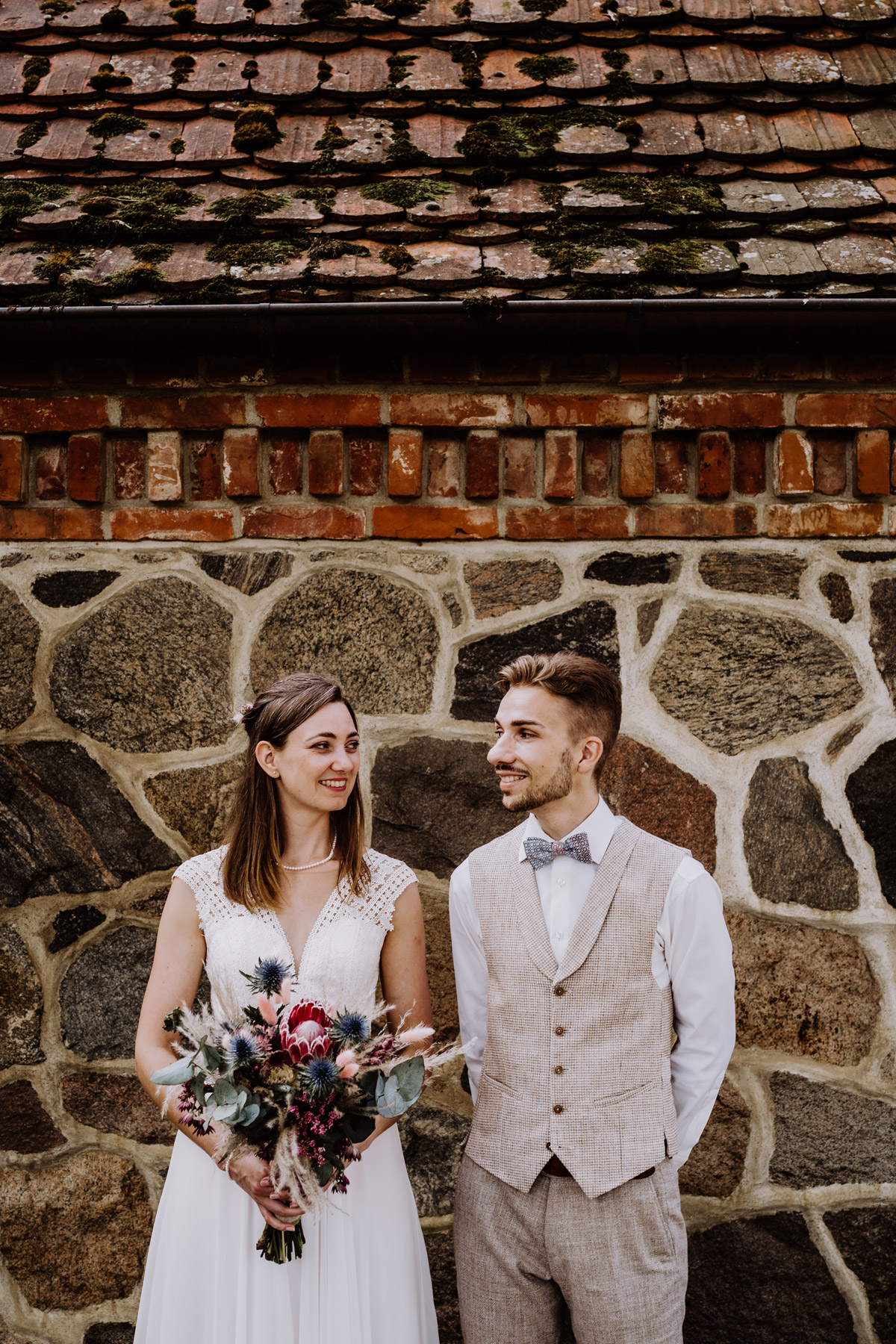 Modernes Hochzeitsfoto Posing mit Paar