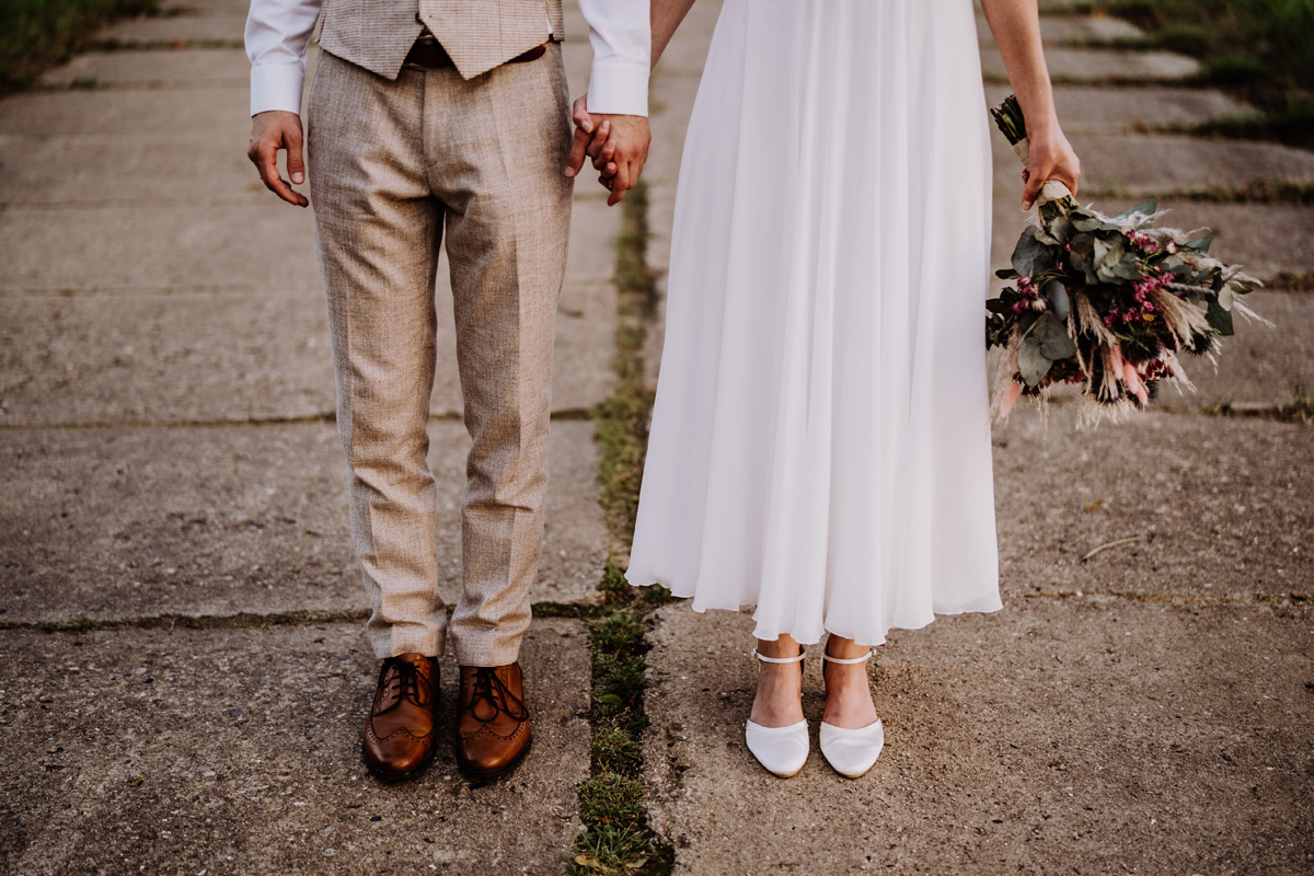 Hochzeitspaar Foto der Schuhe von Braut und Bräutigam