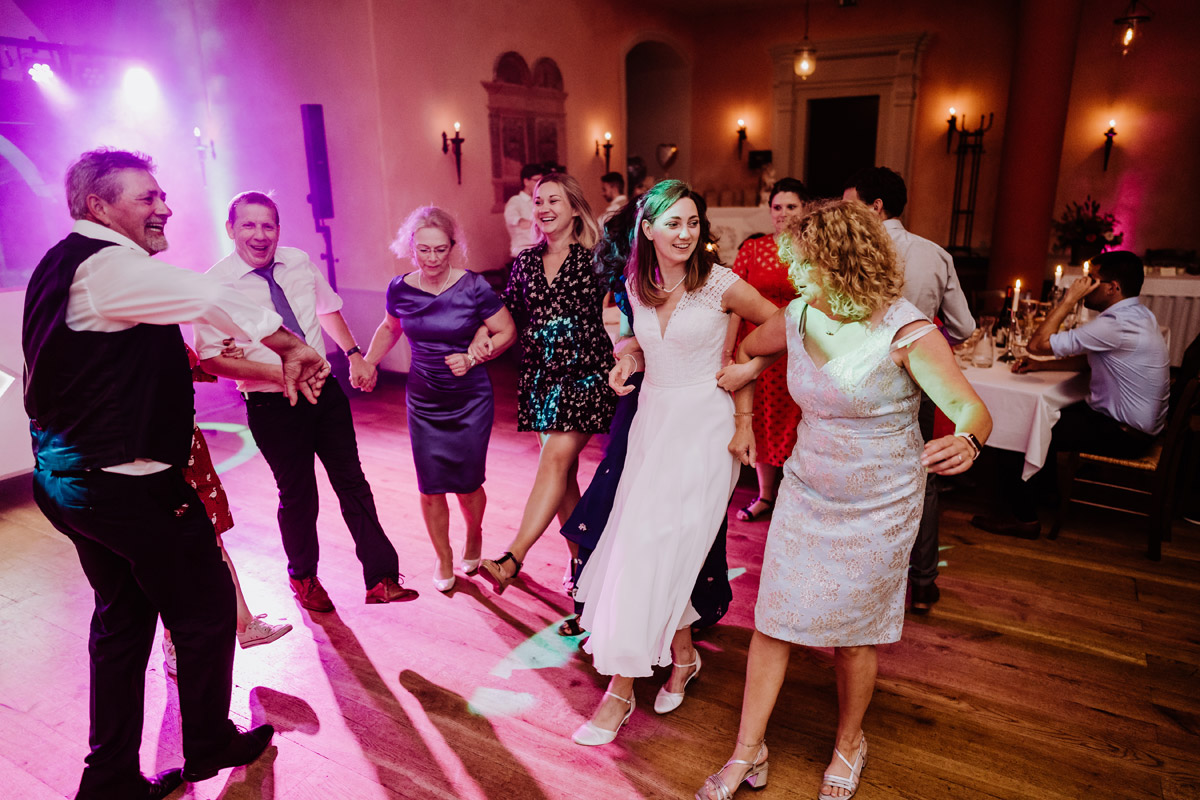 Hochzeitsgäste tanzen