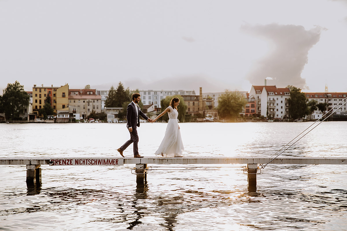 Paar läuft auf Steg nach Standesamt Köpenick Hochzeit mit Feier im Restaurant Krokodil Hochzeitslocation am Wasser