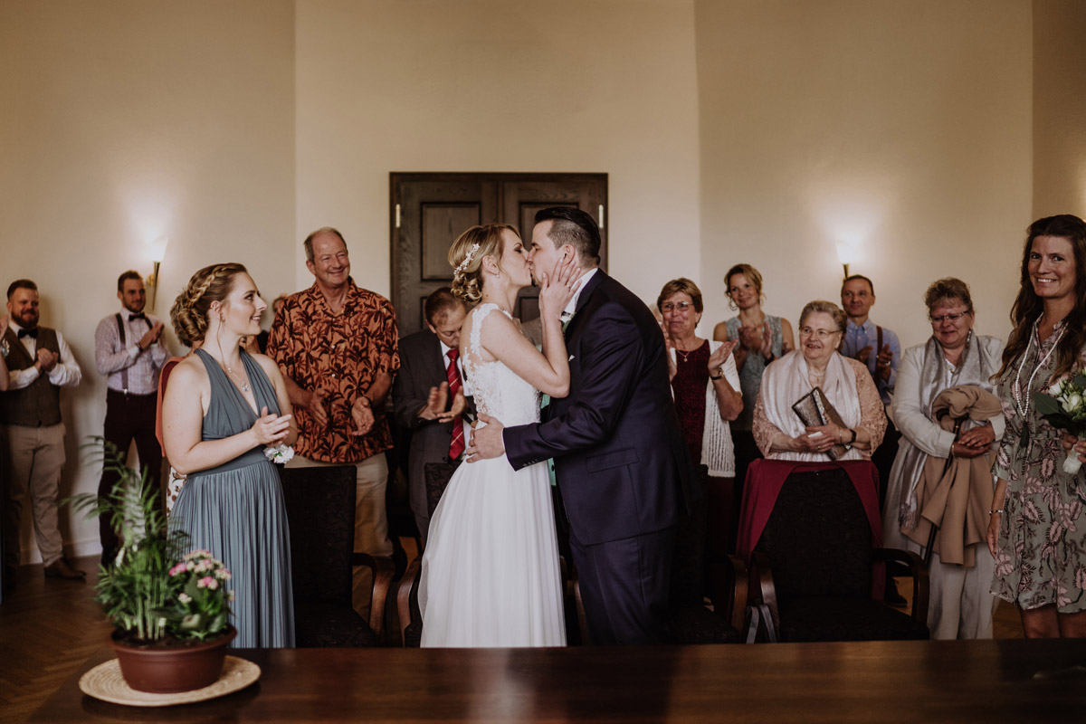  standesamtlich heiraten mit Hochzeitskuss in Reinickendorf