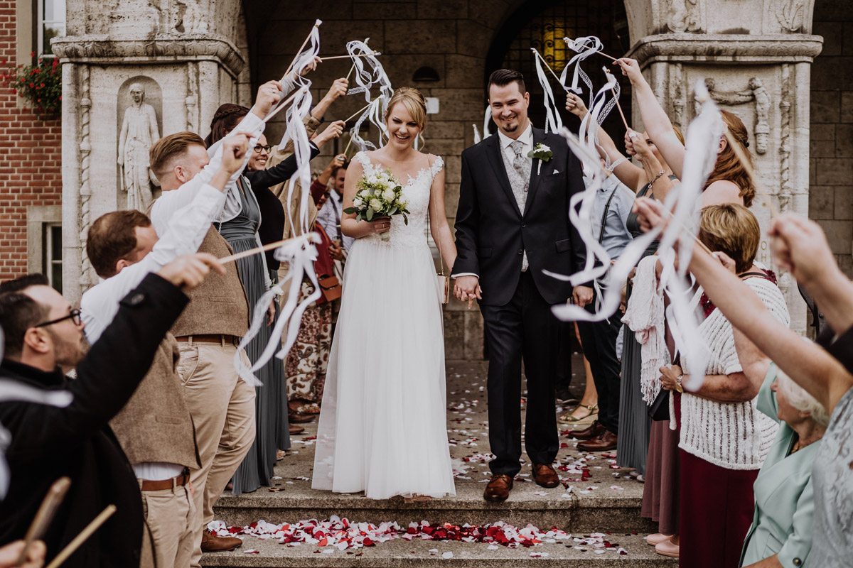 Standesamt Reinickendorf Hochzeit Paar zieht nach Trauung aus