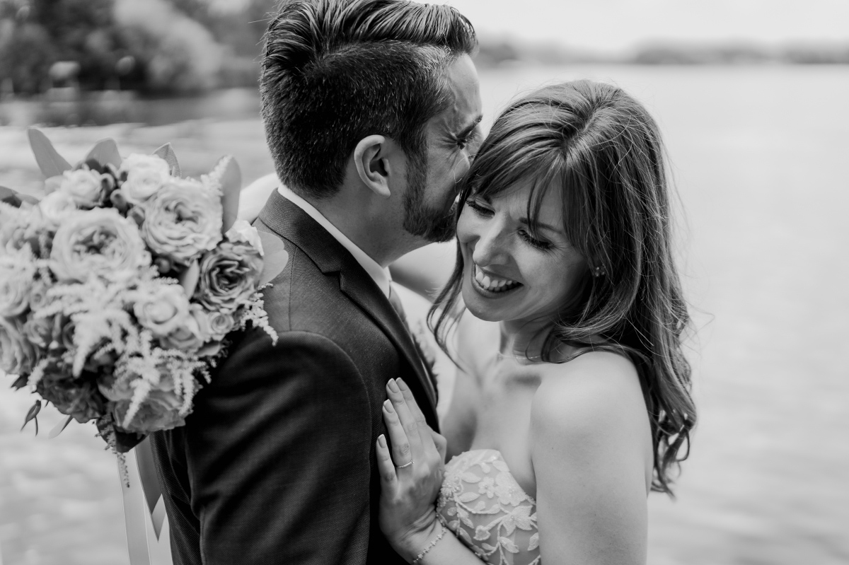 Close up vom Hochzeitspaar bei standesamtlicher Hochzeit in der Villa Kogge Berlin und im Garten bei Regen
