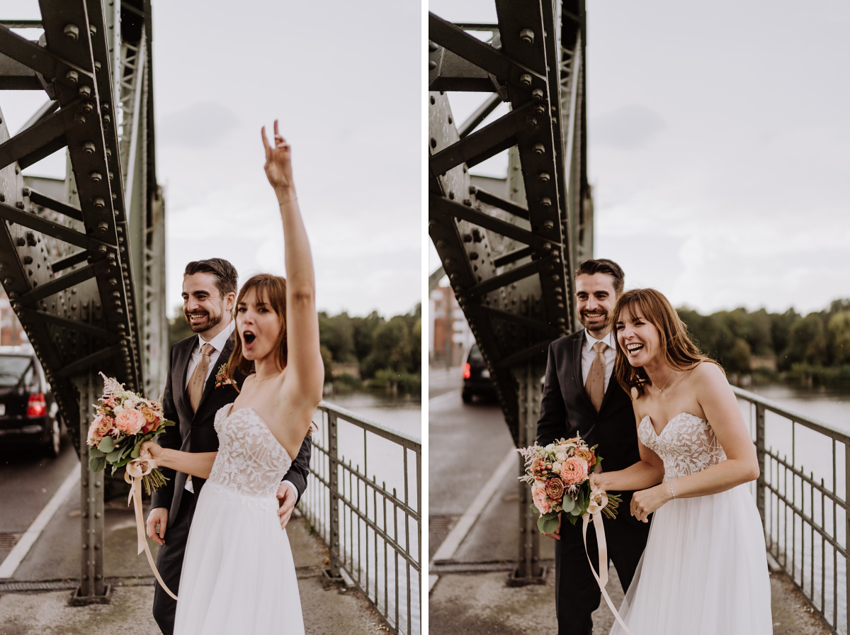 Brautpaar feiert im Regen nach Standesamt Charlottenburg-Wilmersdorf Hochzeit