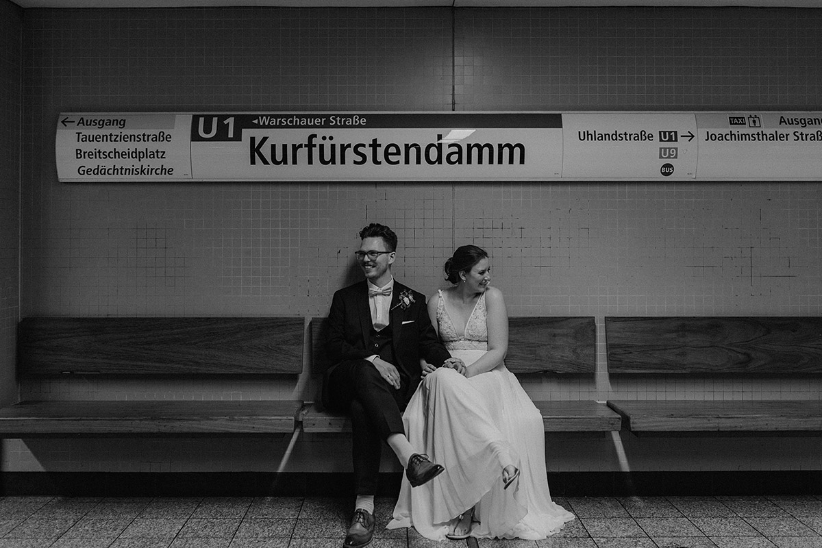 Hochzeitspaar sitzt in U-Bahn nach Hochzeit in Gedächtniskirche auf Weg zum Spreespeicher Berlin