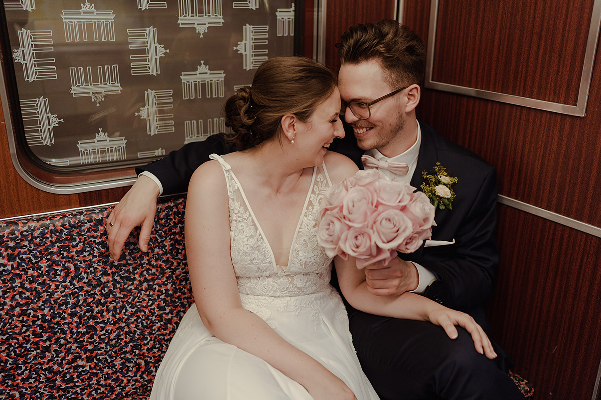 Brautpaar in U-Bahn kuschelt glücklich verliebt