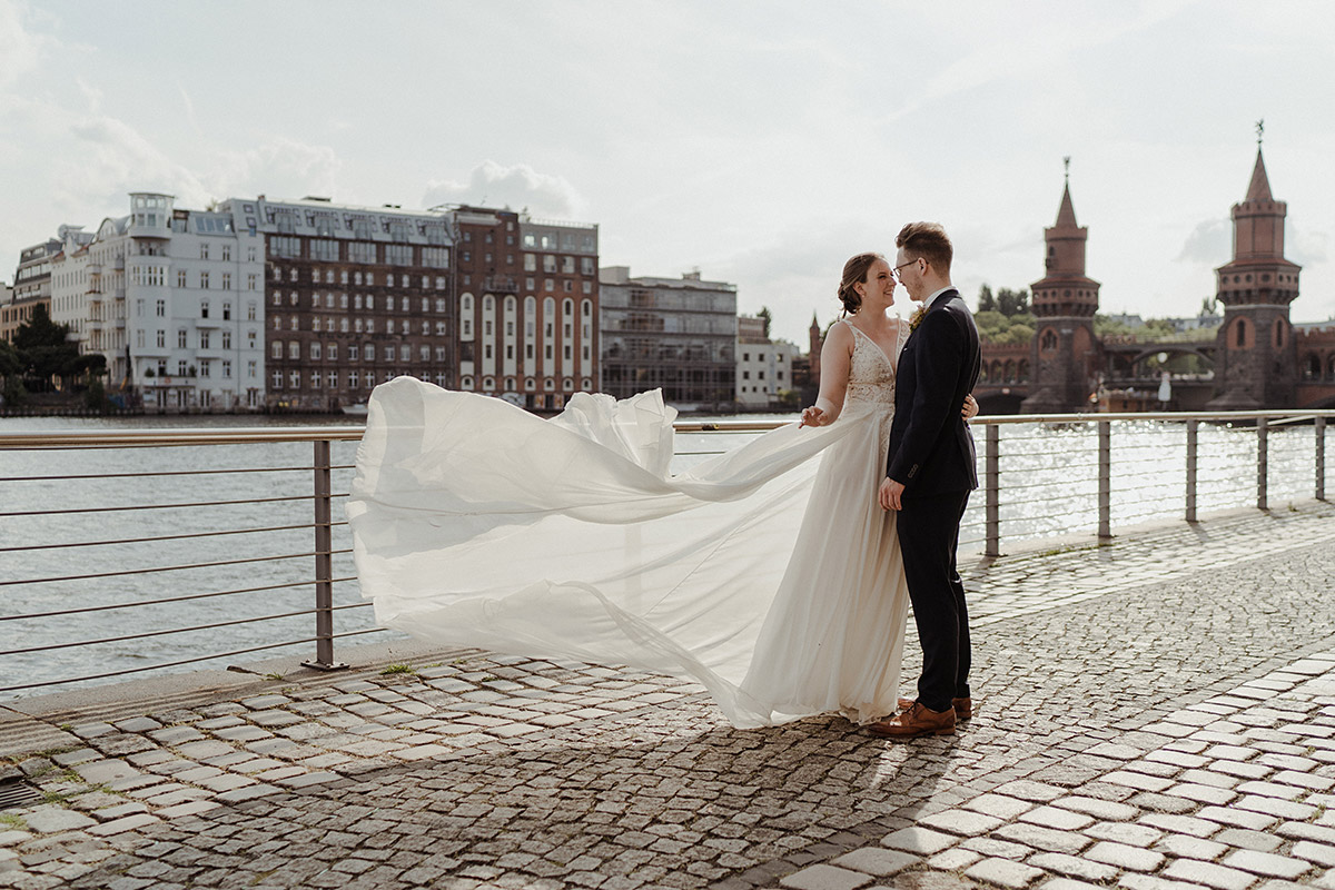 Spreespeicher Hochzeit - die Hochzeitslocation am Wasser mit der Oberbaumbrücke ist der perfekte Hintergrund für unsere Hochzeitsfotografin Berlin