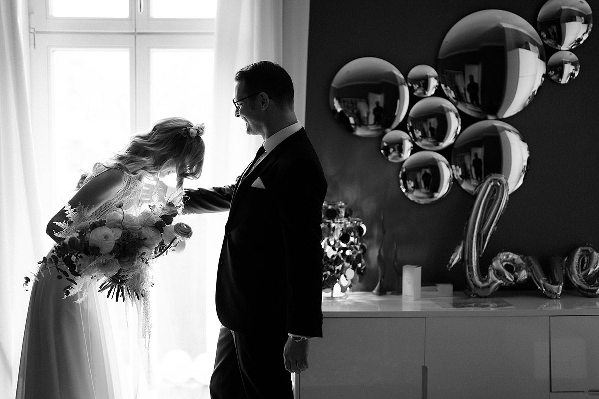 Silhouetten Hochzeitsfoto Idee mit Brautpaar beim First Look