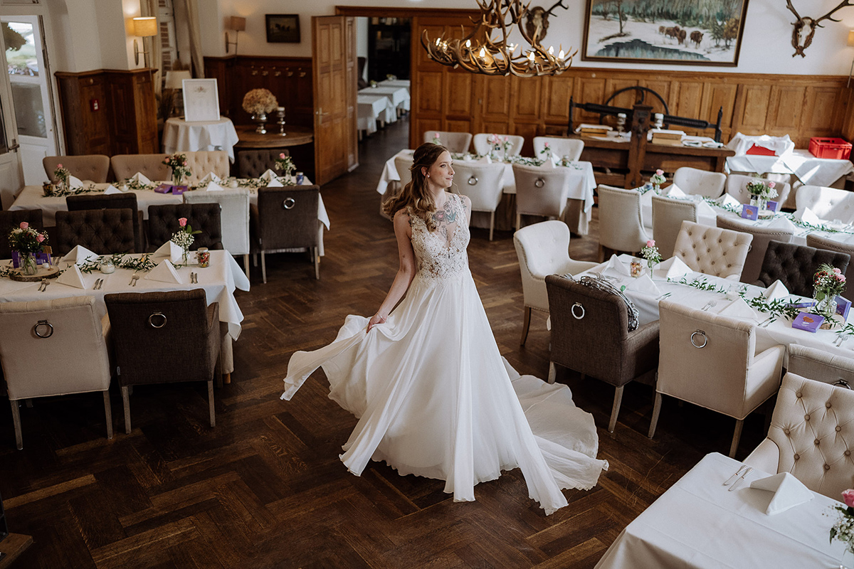 im Festsaal des Spreewald Resort Seinerzeit tanzt Braut im Standesamt Hochzeitskleid