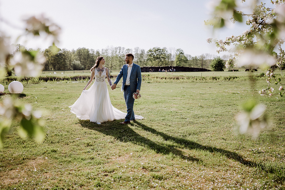 Hochzeitsfoto inmitten von Kirschblüten von Spreewald Hochzeitsfotografin