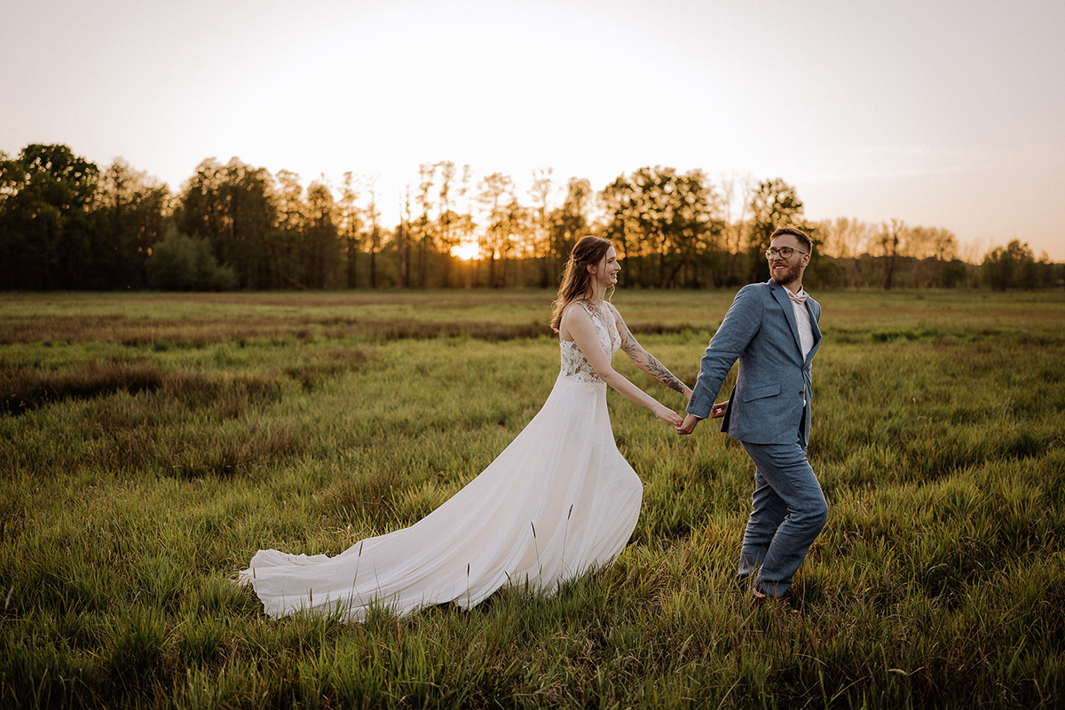 Hochzeitsfotografin aus Berlin zeigt das Paar im Spreewald ganz natürlich im Gehen