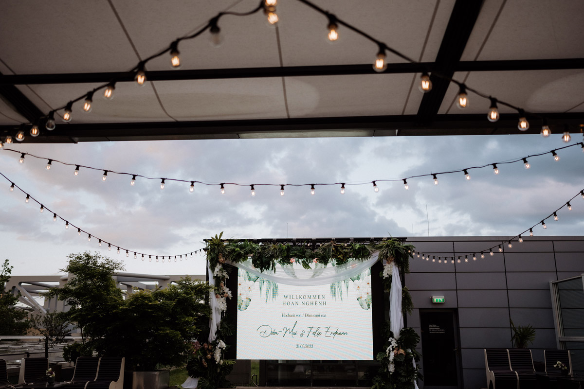 Display der mit Lichterketten behangenen Terrasse im ALICE Rooftop