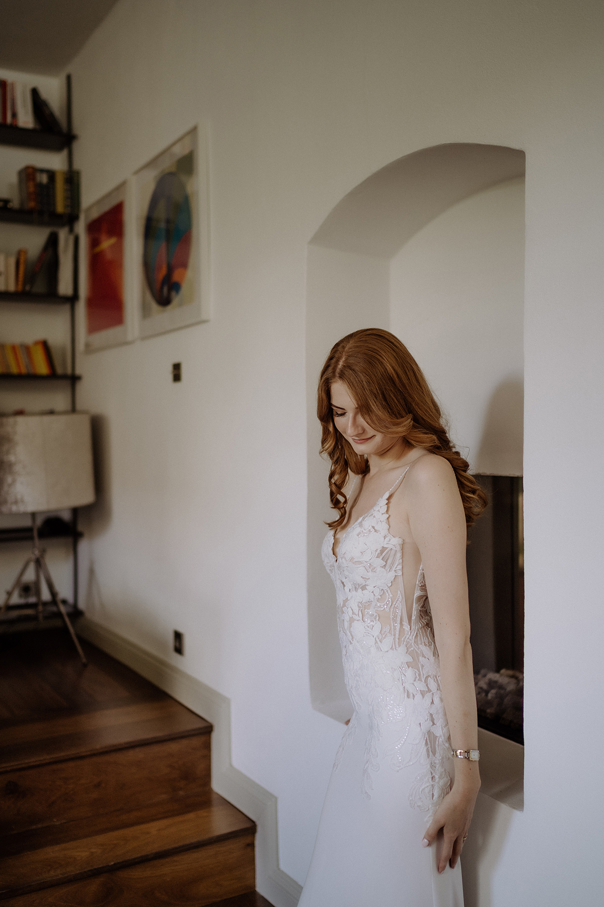 Braut Potsdam posiert natürlich im Hochzeitskleid: Cindy trägt ein natürliches Make-up zu ihrem Boho Sommer Brautkleid. Mehr Boho Hochzeitsfotos von © www.hochzeitslicht.de #hochzeitslicht im Blog. Folge dem Link.