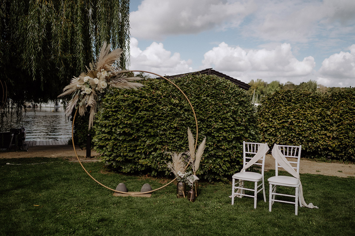 Runder Traubogen Boho Hochzeit steht an Remise am See in Potsdam