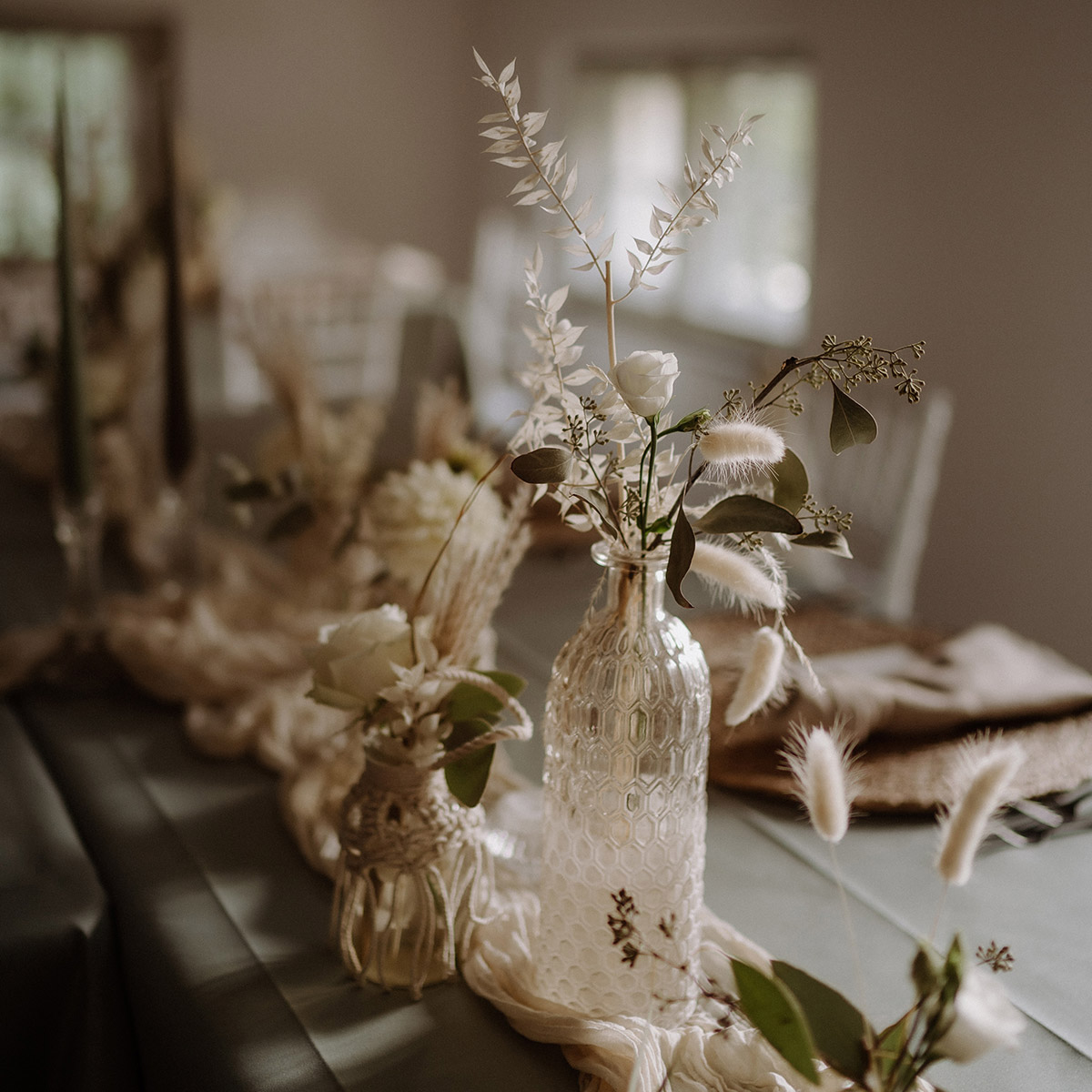 Boho Hochzeitstisch: Tischdeko in Naturtönen, Trockenblumen, Makramee, naturfarbene Stoffservietten und Platzsets aus Naturmaterialien werden hier miteinander kombiniert. Mehr Fotos findest du im Bloglink. © www.hochzeitslicht.de #hochzeitslicht#hochzeitsdeko #tischdekoboho #bohowedding #hochzeitstisch