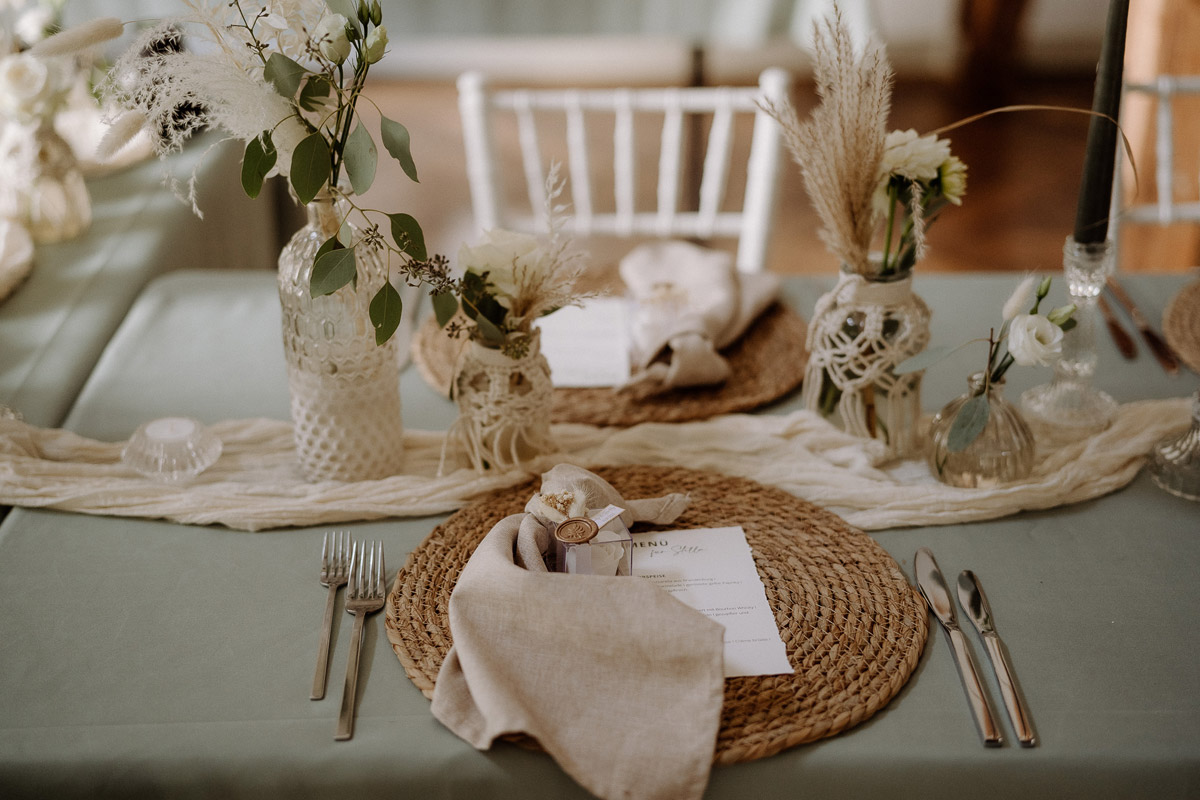 Boho Hochzeit Tischdeko zu sehen in der Remise am See