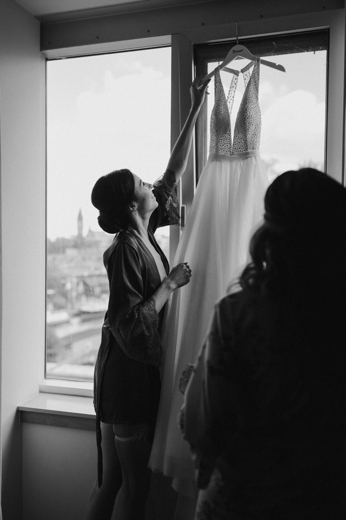 Brautkleid vom Standesamt: In einem Hotel in Berlin Köpenick ließ sich Braut Eva vor ihrer Hochzeitsfeier in der Freiheit Fünfzehn begleiten. Die Hochzeitsfotografin aus Berlin zeigt diese Hochzeit im Blog. Schau vorbei! © www.hochzeitslicht.de #hochzeitslicht