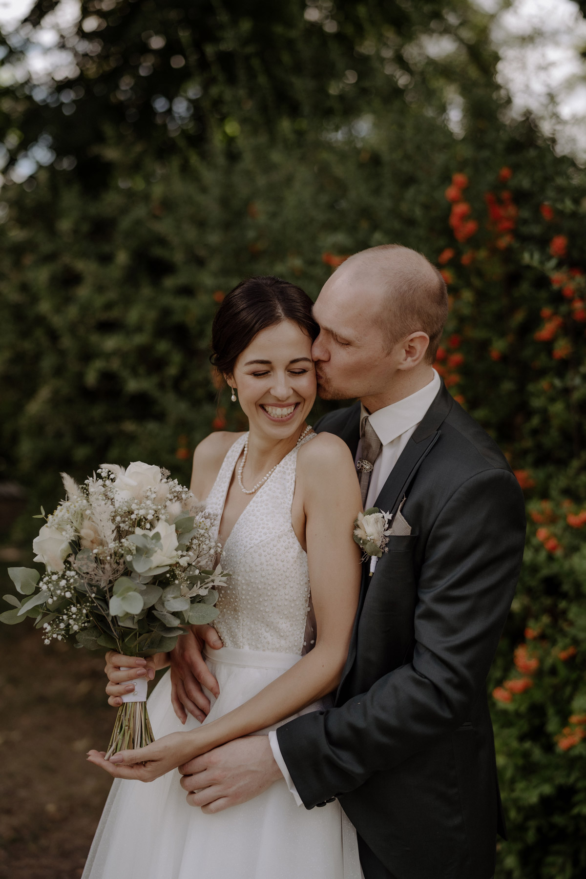 Hochzeitsidee First Look: Unser Paar hat sich im Fotoshooting in Berlin ganz auf sich konzentriert. Beim First Look ließen sie ihren Emotionen freien Lauf und vergaßen die Zeit um sich herum. KLICK DEN LINK FÜR MEHR IDEEN! © www.hochzeitslicht.de #hochzeitslicht