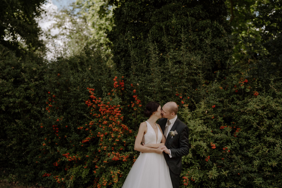 Schloss Köpenick Hochzeit mit sich küssendem Paar im Park