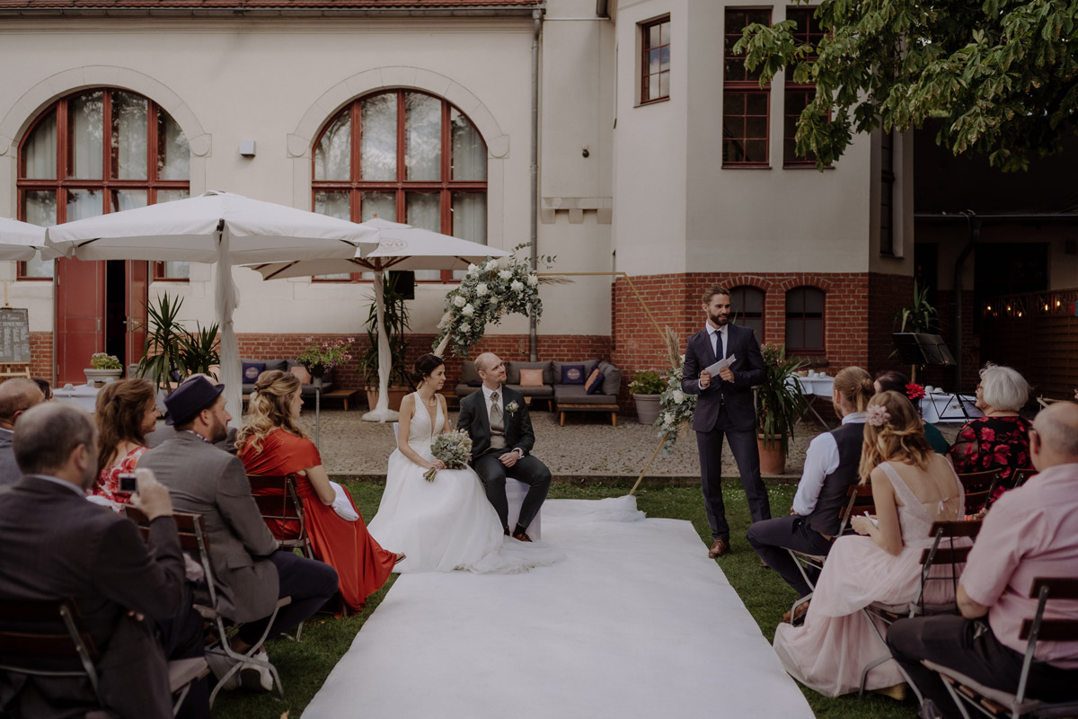 Freiheit 15 Hochzeit mit freier Trauung wo alle auf Wiese sitzen