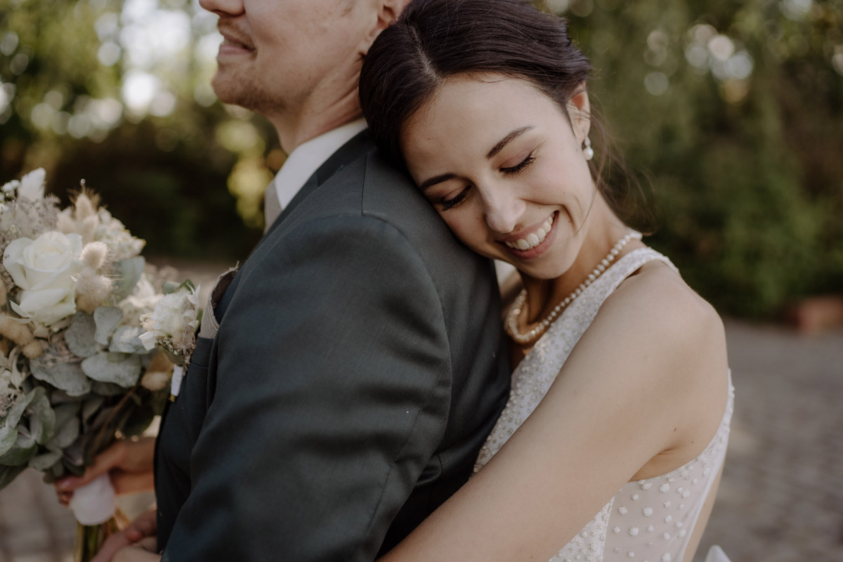 Braut Berlin trägt natürliches Make-up zur Hochzeit