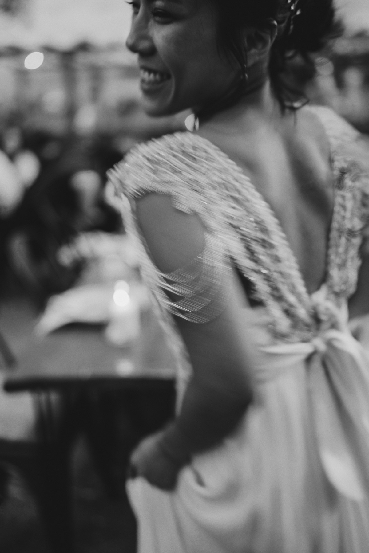 Motion Blur zur Hochzeit: Bewegungsunschärfe ist ein Stilmittel von modernen Fashion- und Hochzeitsfotografen. Hier zu sehen bei der Restaurant heimlich Treu Berlin Braut. Die Hochzeitsreportage von #hochzeitslicht findest du unter dem Link. © www.hochzeitslicht.de