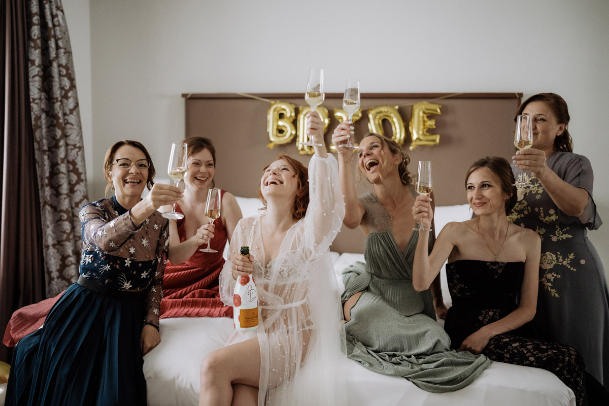 Braut stößt mit Hochzeitsgästen im Radisson Blu Wiesbaden an