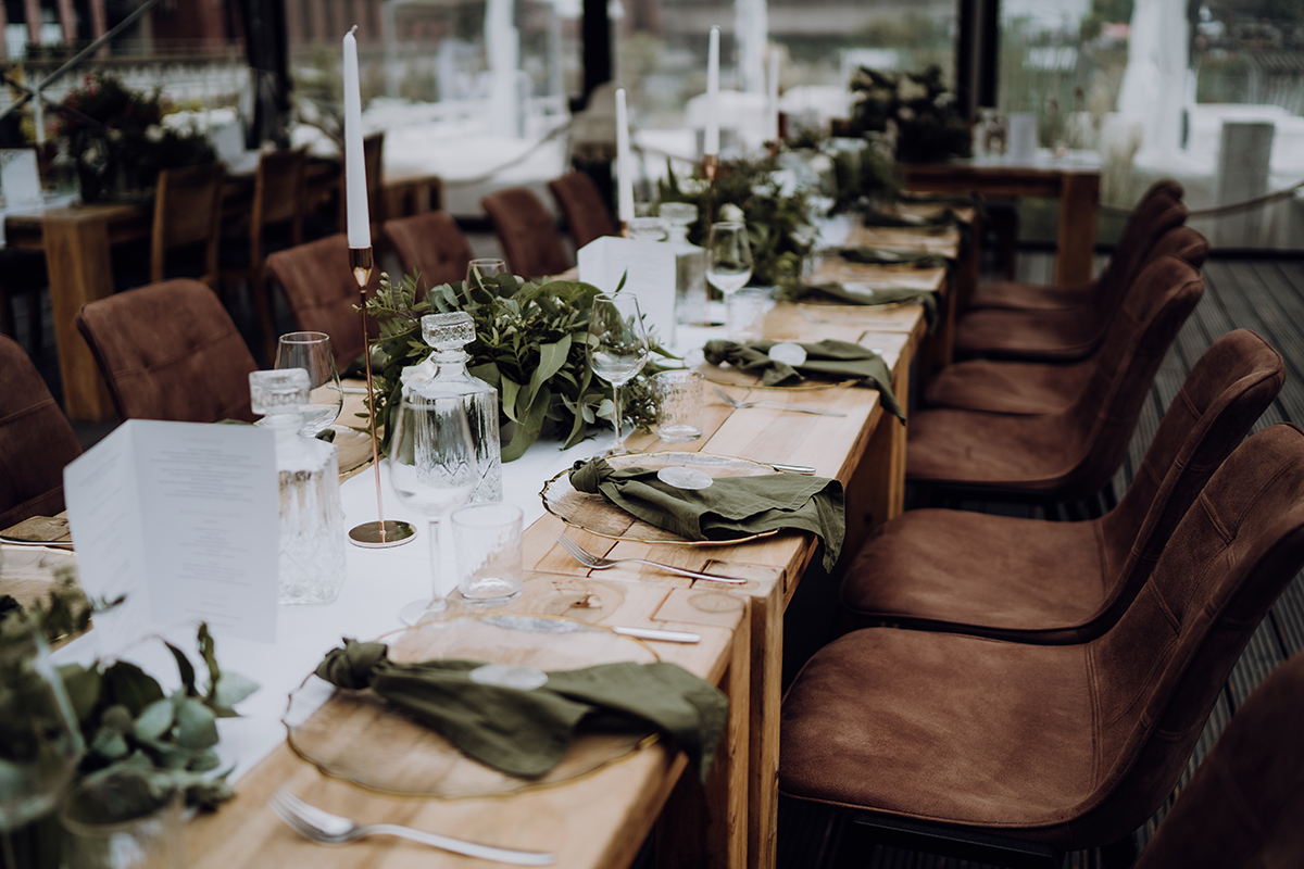 Hochzeitsfotografin fotografiert natürliche Tischdekoration im Pier 13