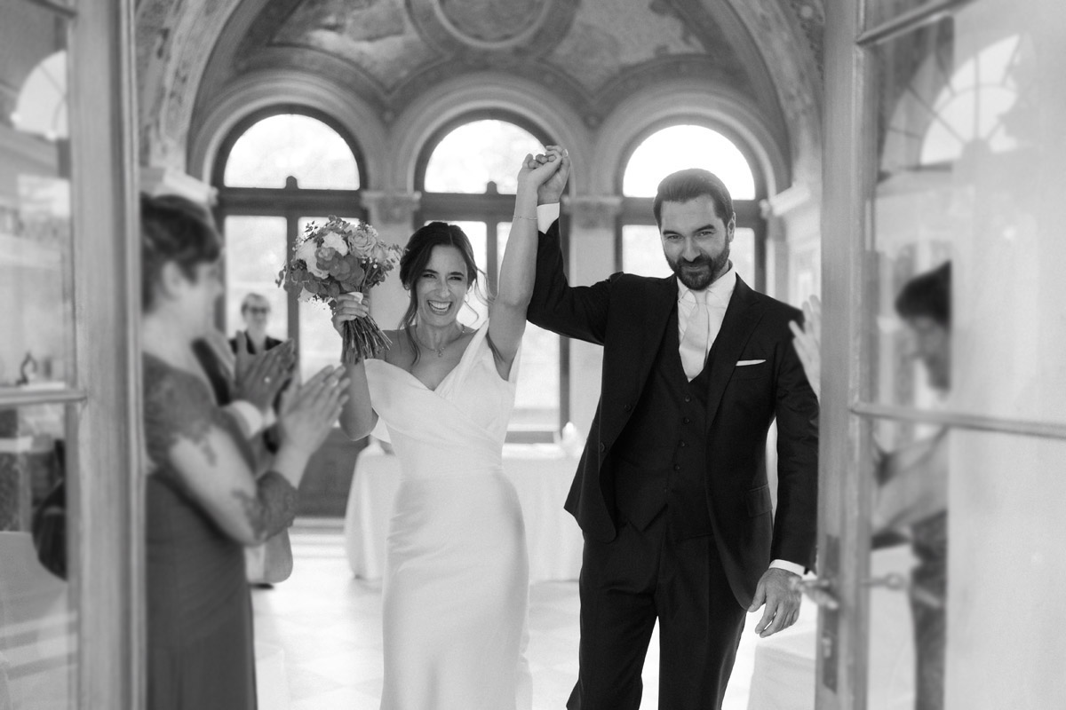 Hochzeitsfotograf Potsdam hält jubelndes Paar beim Auszug aus dem Standesamt auf Schloss Belvedere fest
