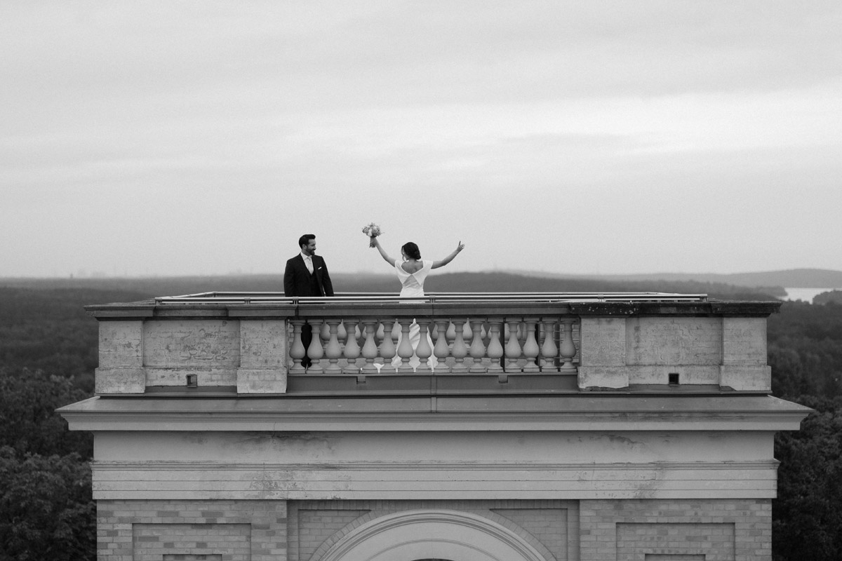 Schloss Belvedere Potsdam Hochzeit mit tanzendem Brautpaar auf dem Dach